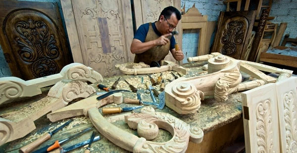 Saddle Stands Factory - Hand Carving Process