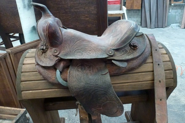 Raw Saddle Stand